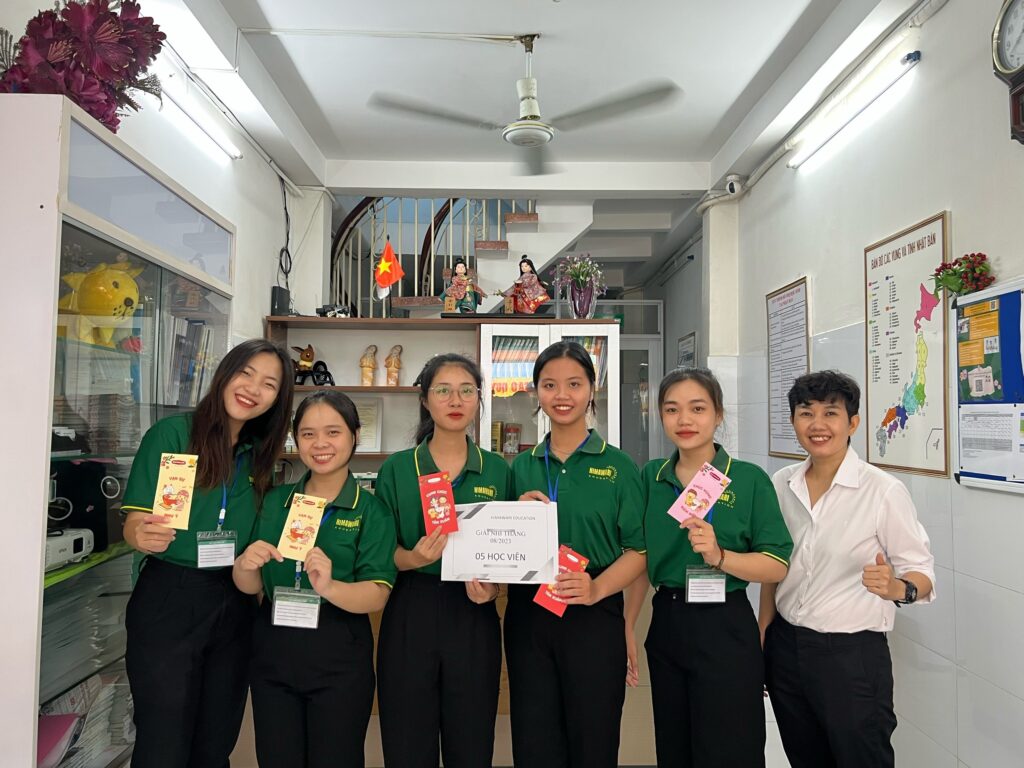 Tuyên dương và trao thưởng học sinh đạt giải học sinh giỏi tháng 08/-2023 . 5 giai nhi thang Tuyên dương và trao thưởng học sinh đạt giải học sinh giỏi tháng 08/-2023 .
