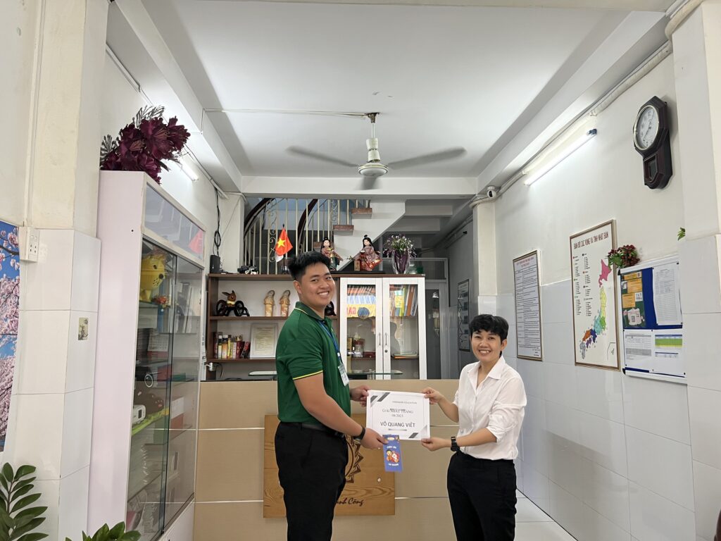 Tuyên dương và trao thưởng học sinh đạt giải học sinh giỏi tháng 08/-2023 . 4 z a a c e a f c dc fc Tuyên dương và trao thưởng học sinh đạt giải học sinh giỏi tháng 08/-2023 .